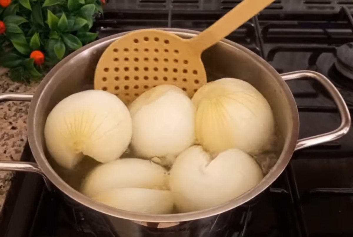 gotowanie cebuli we wrzątku 