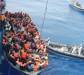 Migrant zgwałcił 16-latkę na tonącej łodzi