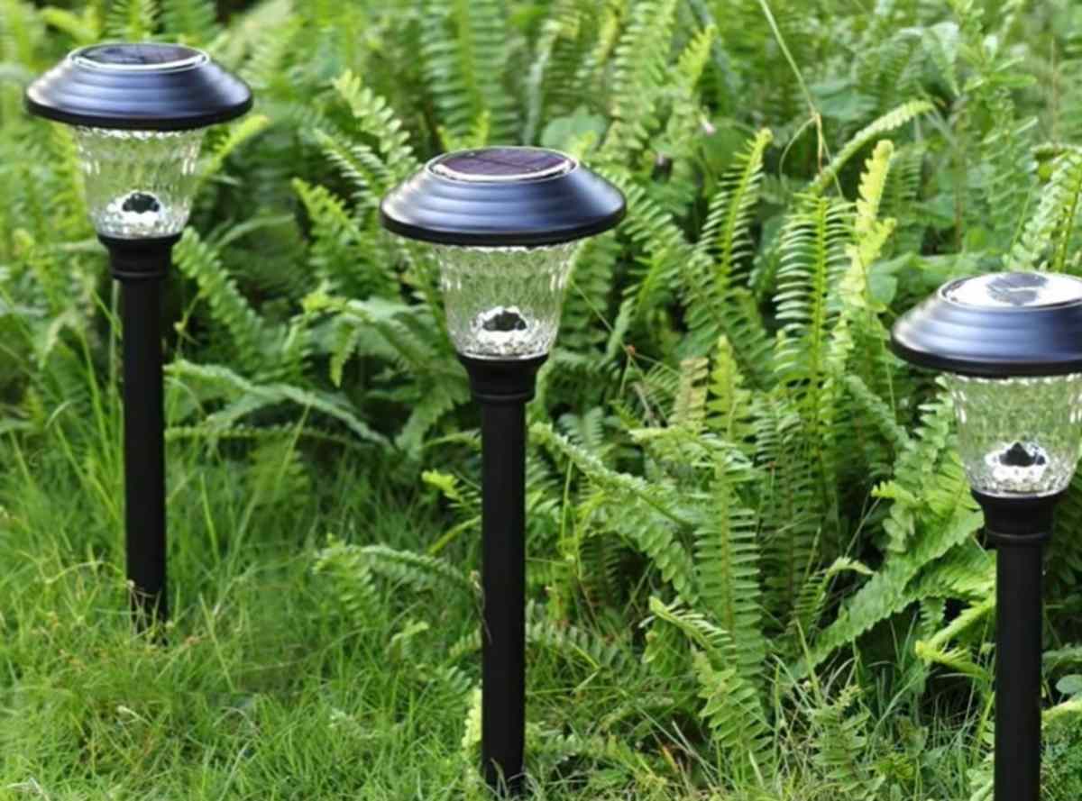 lampy solarne w ogrodzie