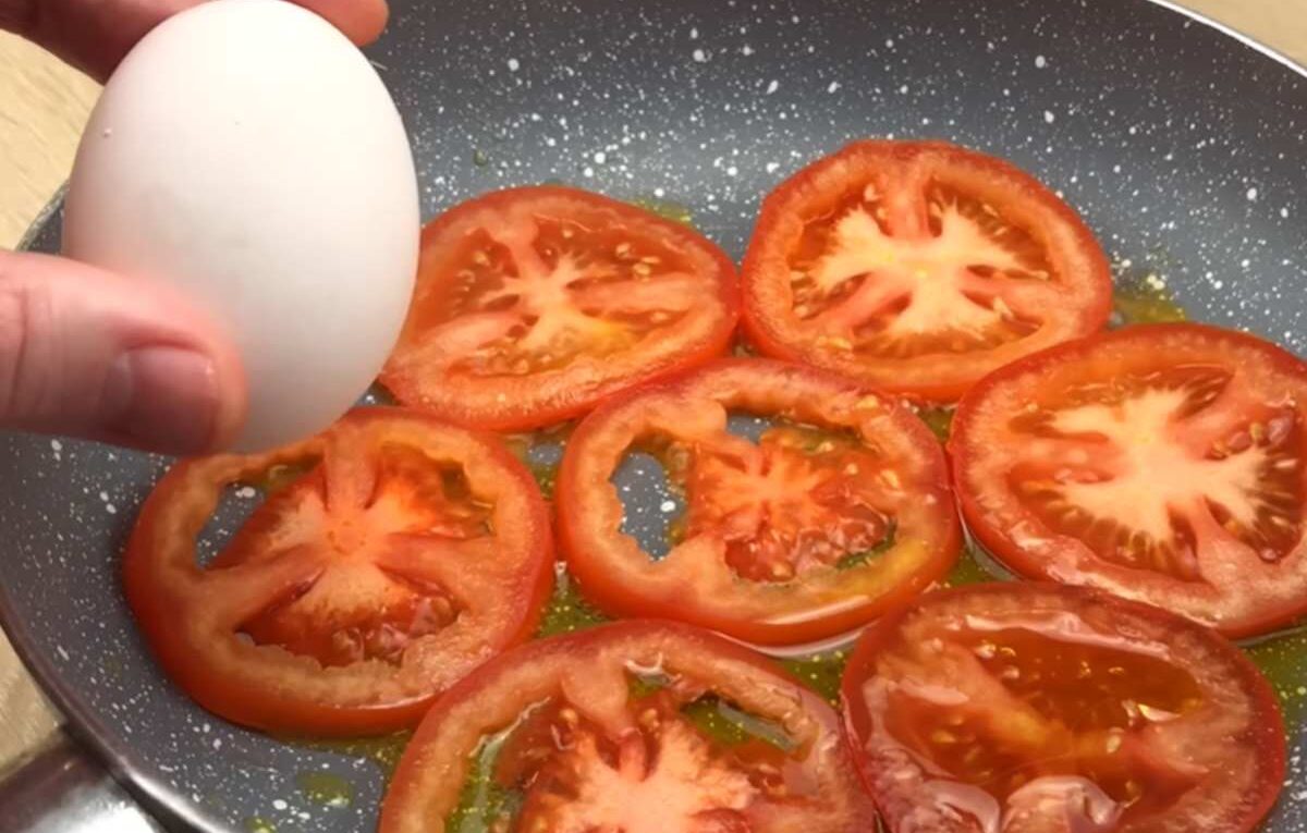 jajko i pomidory na patelni
