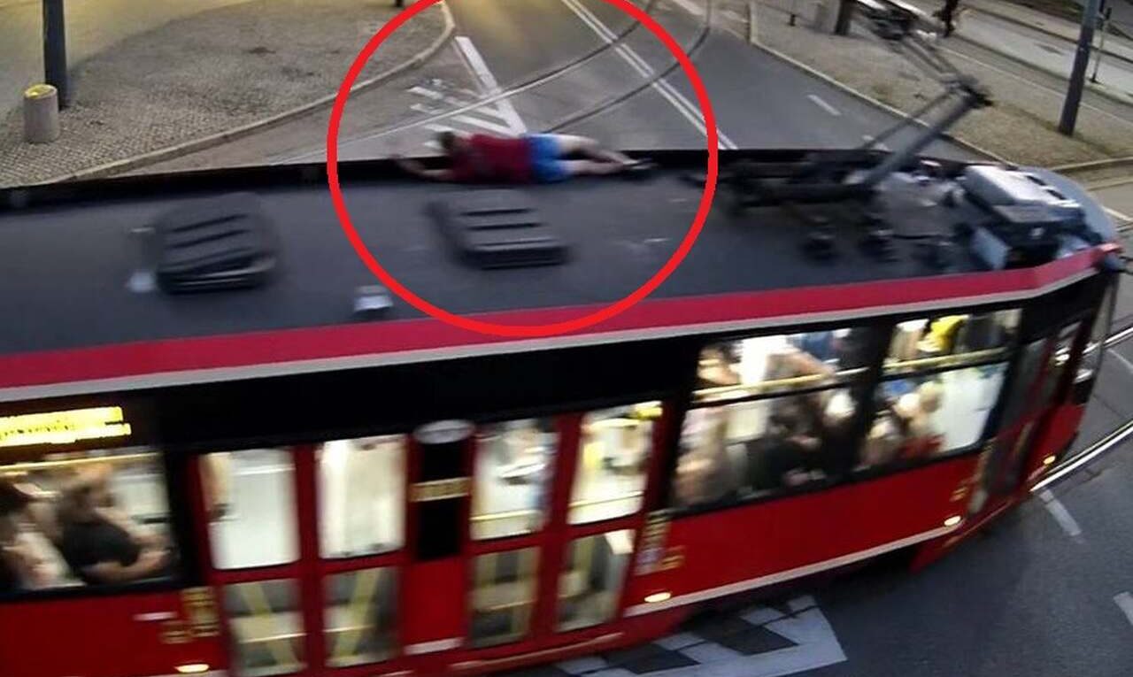 Mężczyzna jechał na dachu tramwaju w Chorzowie