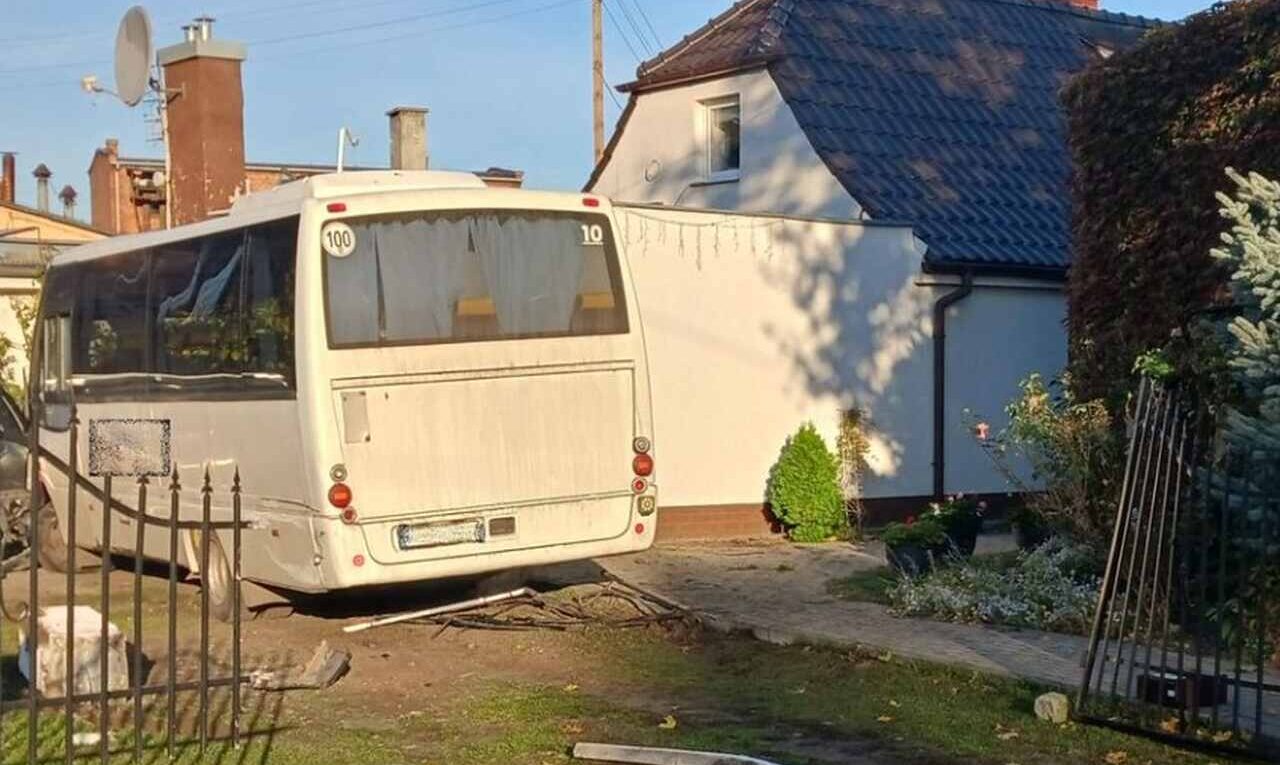 Kierowca autobusu wjechał w budynek.