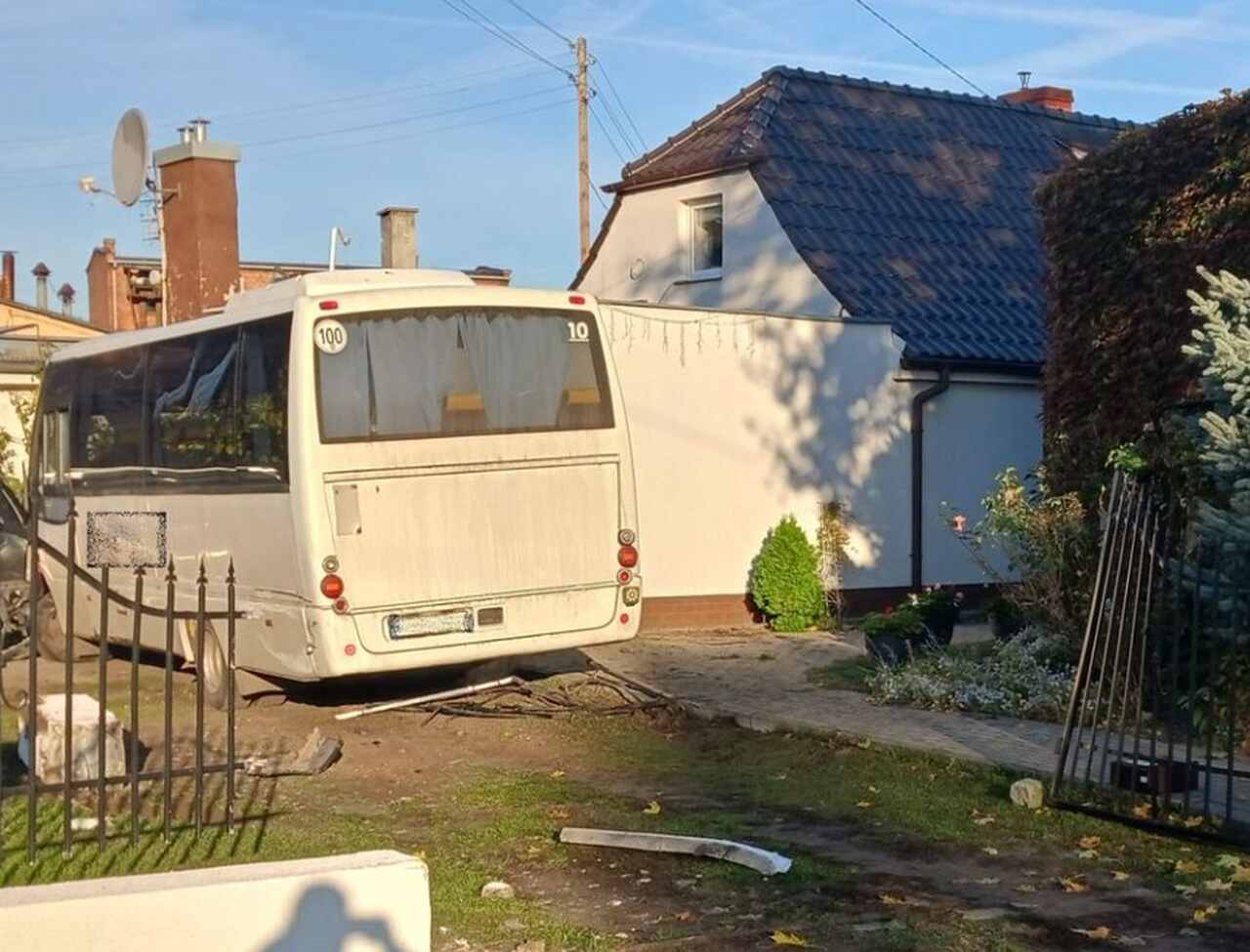 Kierowca autobusu wjechał w budynek.