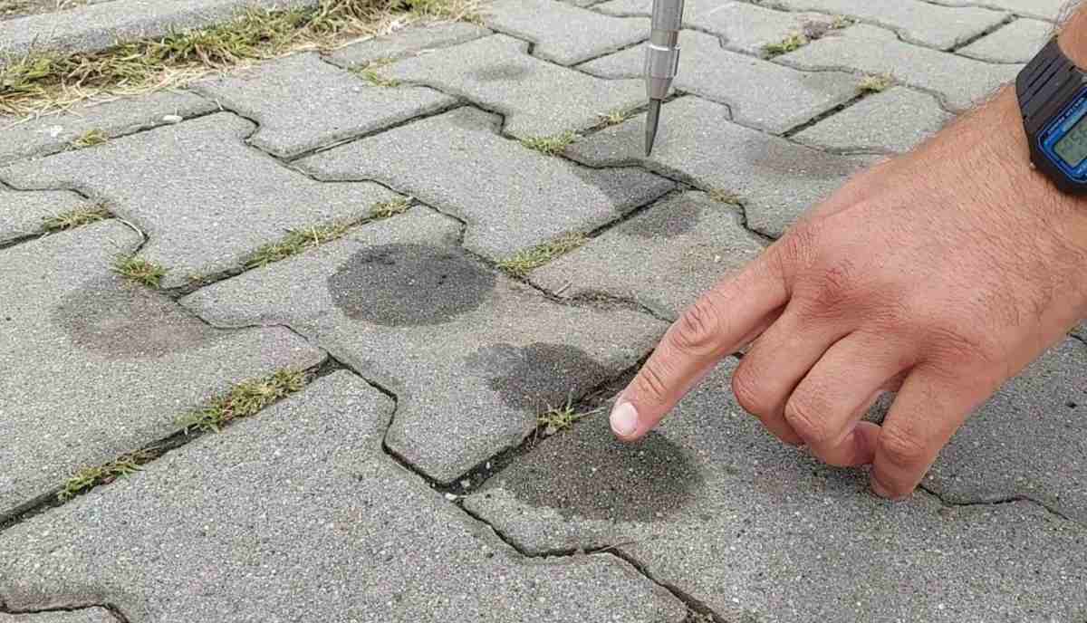 plamy na kostce brukowej