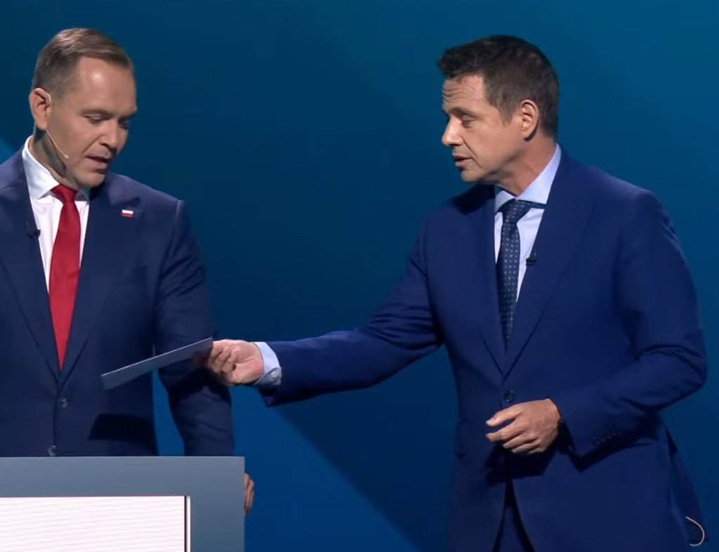 Co było w kopercie od Trzaskowskiego do Nawrockiego