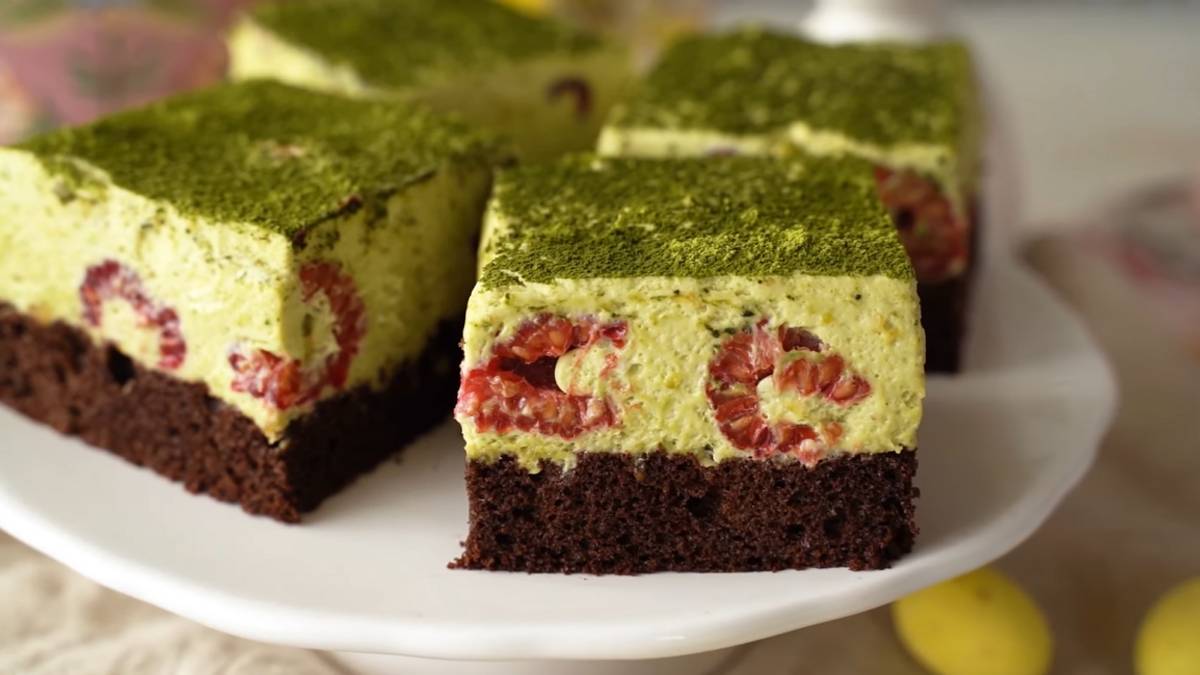 ciasto zielona trawka z malinami, pistacjami i białą czekoladą