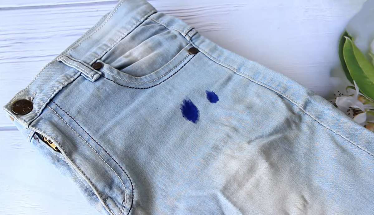 plama z długopisu na jeansach