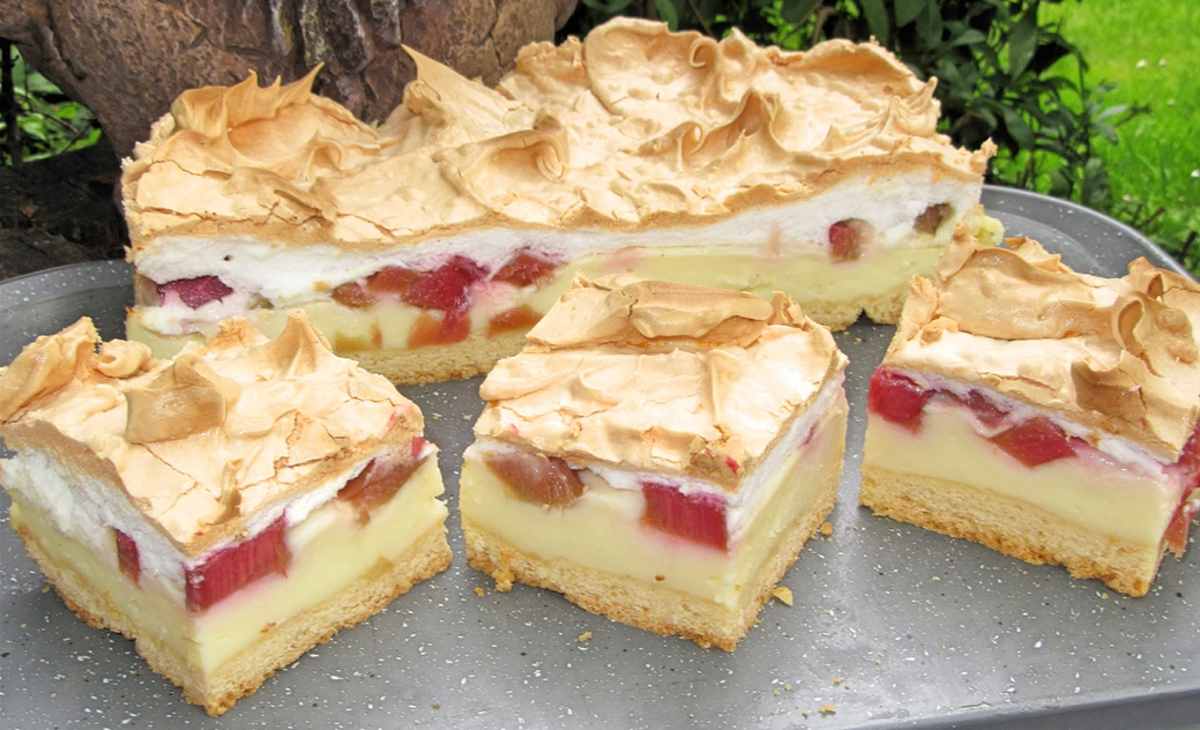ciasto z budyniem, rabarbarem i bezą