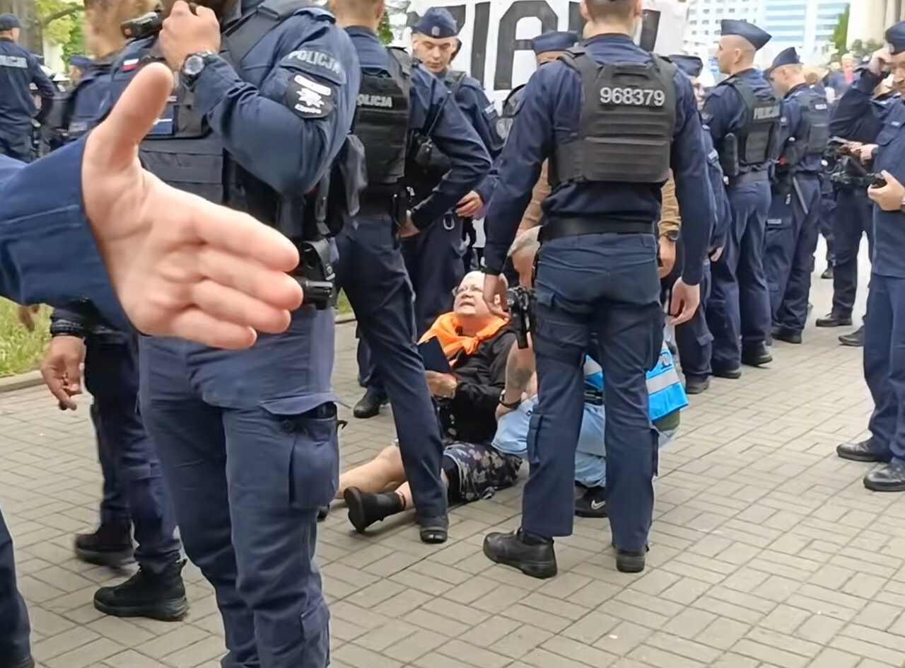 Babcia Kasia wyniesiona z manify w Warszawie