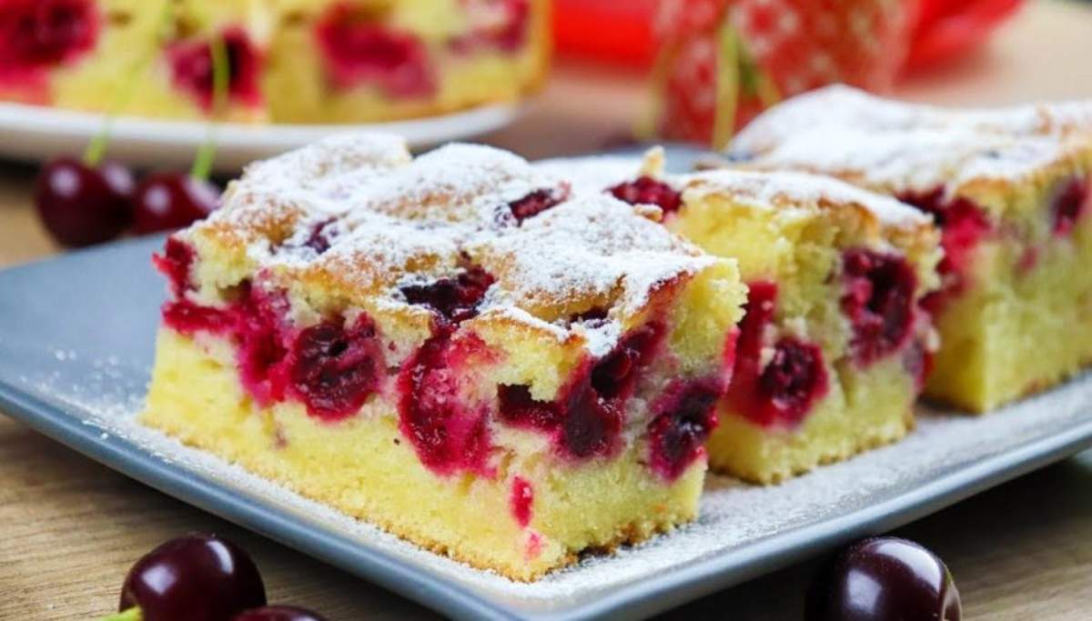 ciasto z sezonowymi owocami