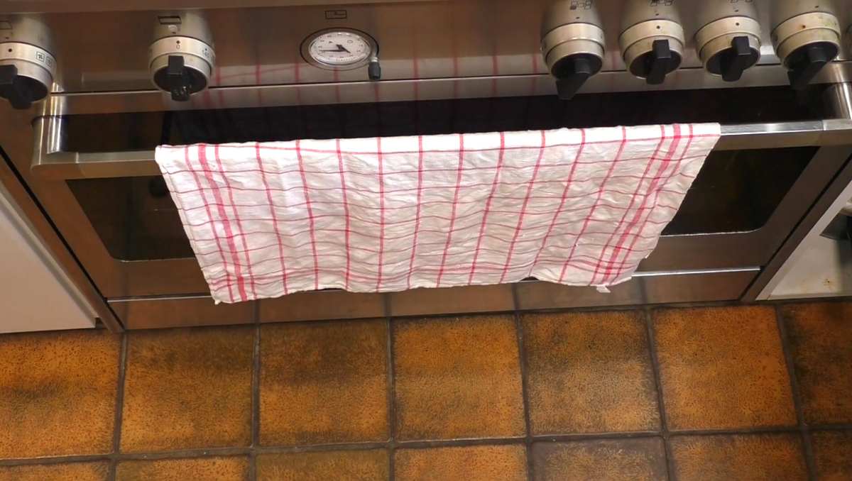 ścierka kuchenna na rączce piekarnika