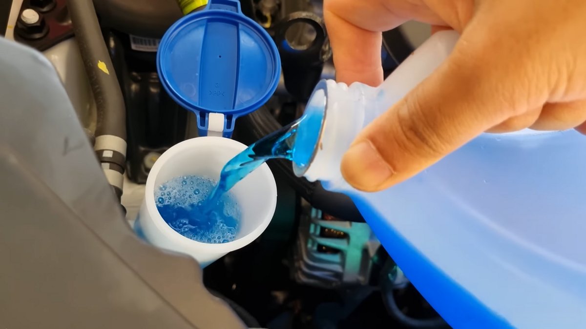 uzupełnianie płynu do spryskiwaczy