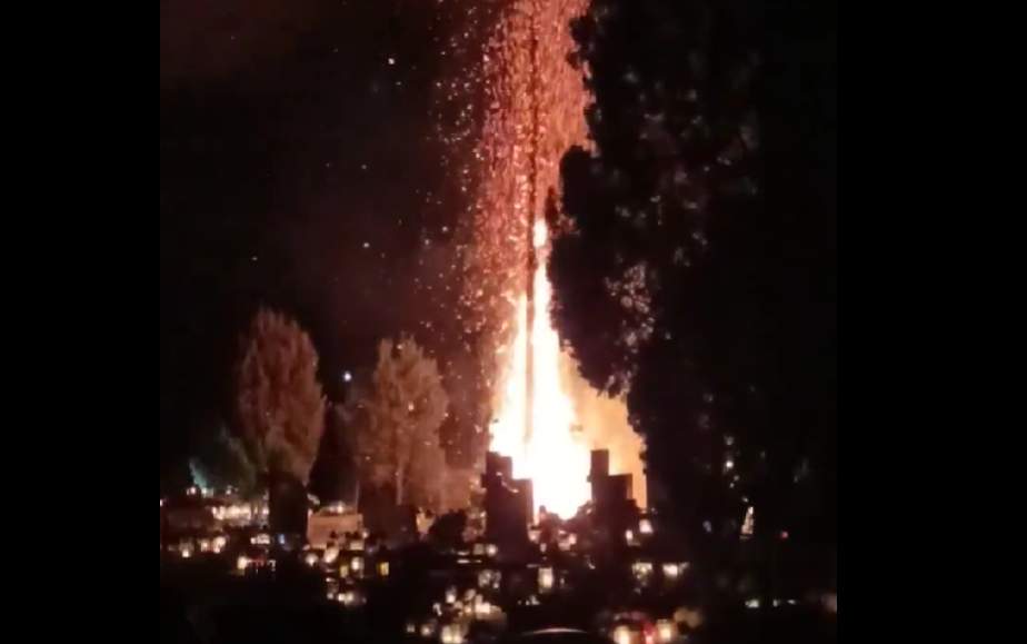 Chwile grozy na cmentarzu. Słup ognia na 10 metrów [WIDEO]