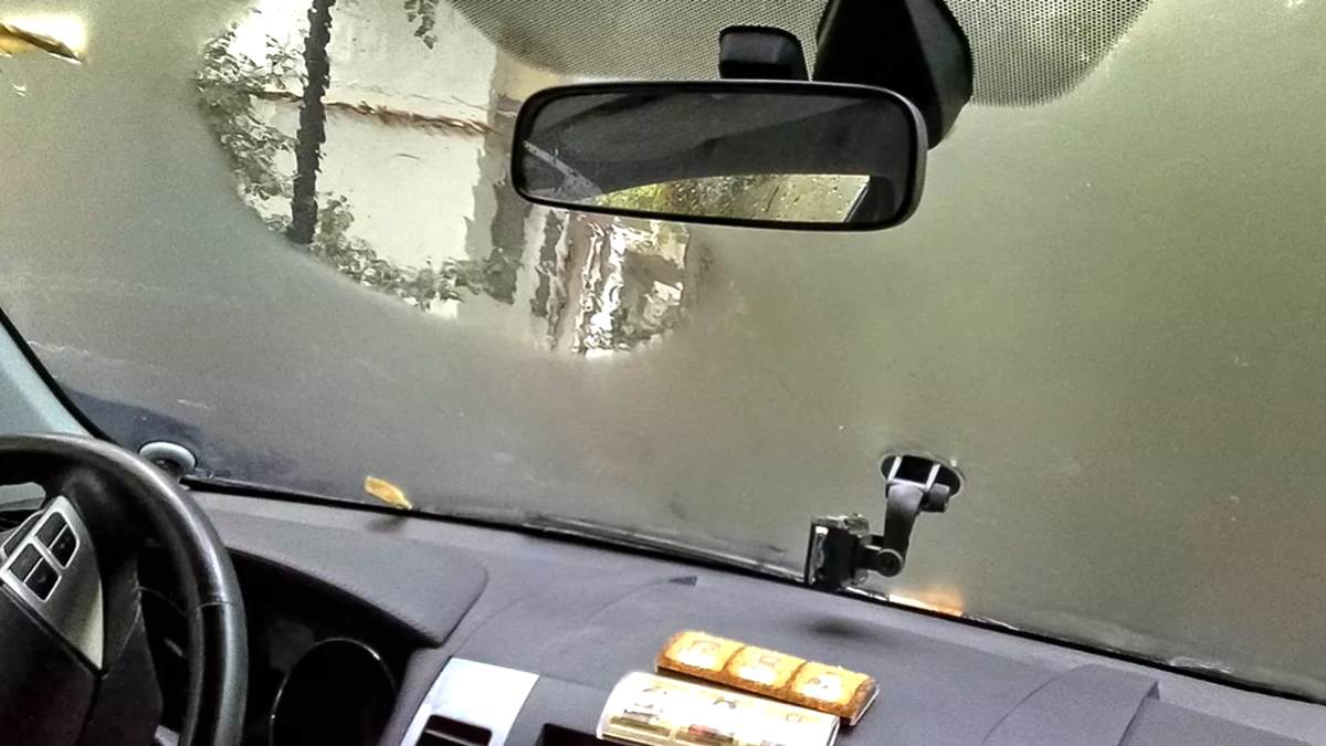 zaparowane szyby w samochodzie