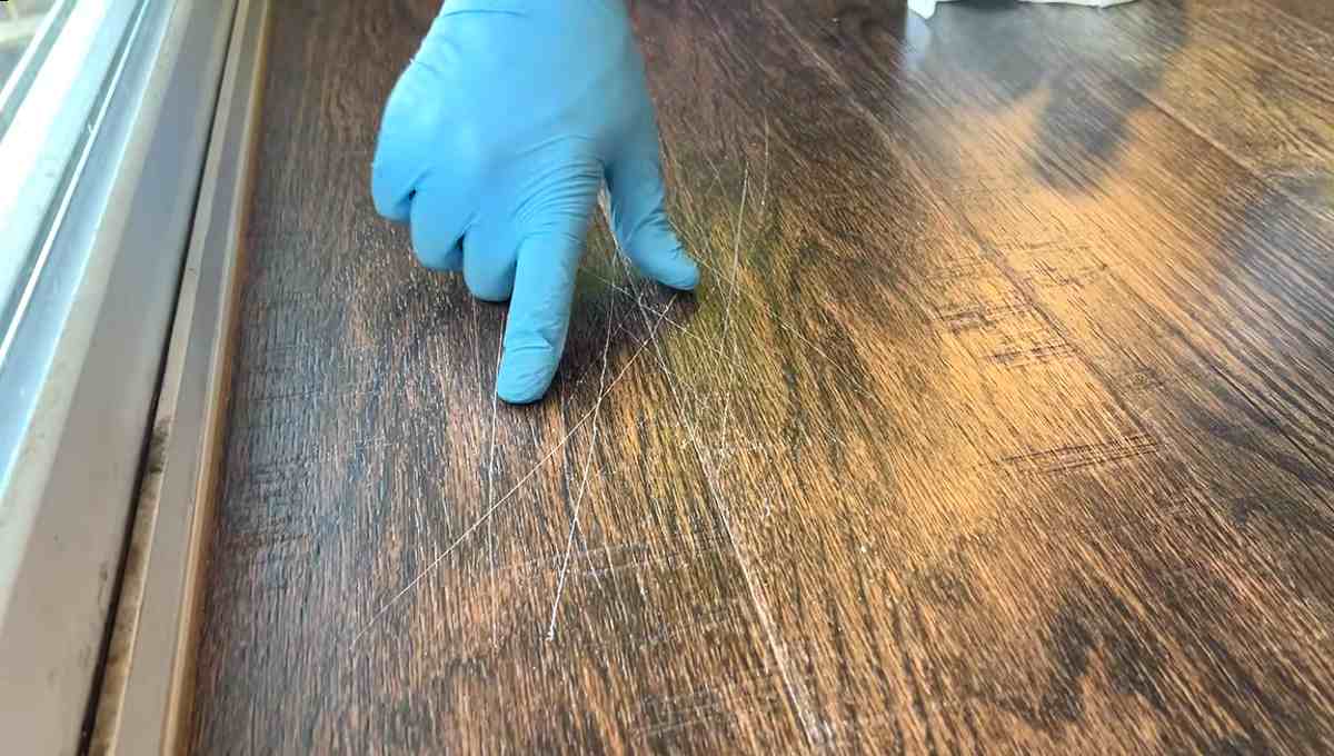 Wyjmij z kosmetyczki i potrzyj panele. Rysy znikną w mig