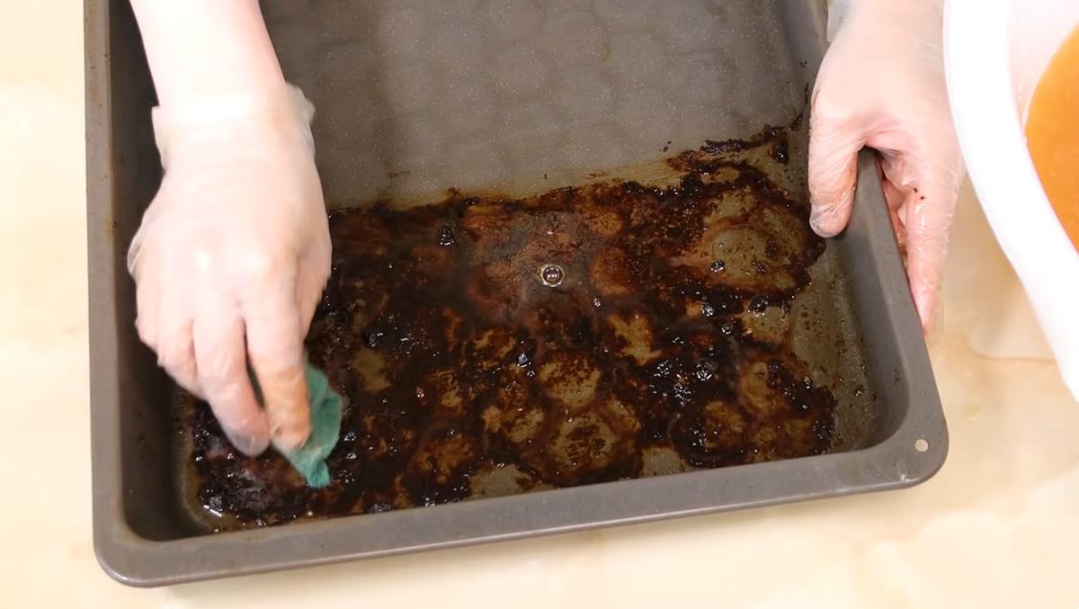 czyszczenie blachy piekarnika