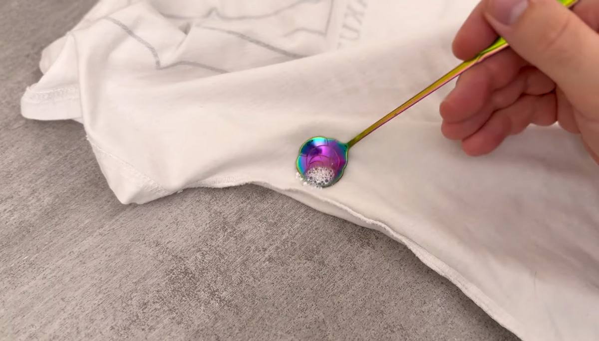 jak usunąć żółte plamy z ubrań przy pomocy aspiryny