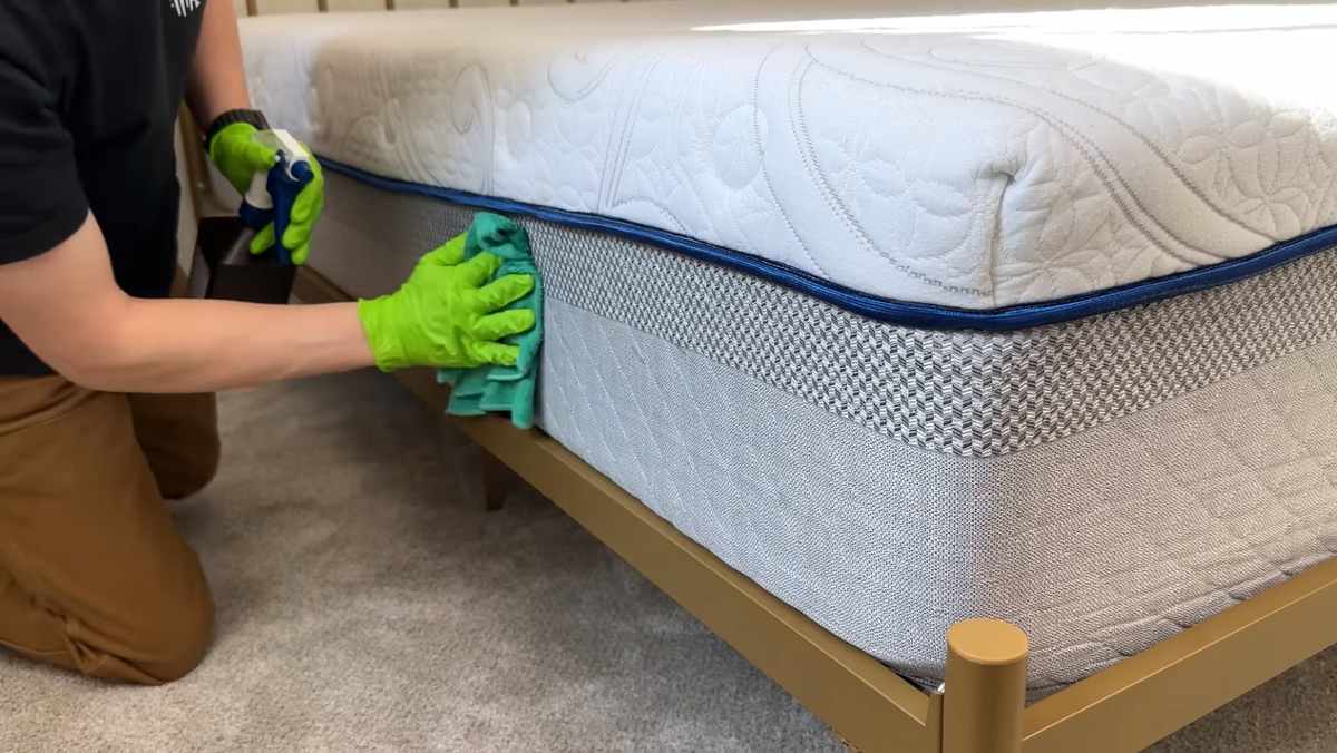 Kup w aptece i spryskaj materac co 2 miesiące. Będzie jak prosto ze sklepu