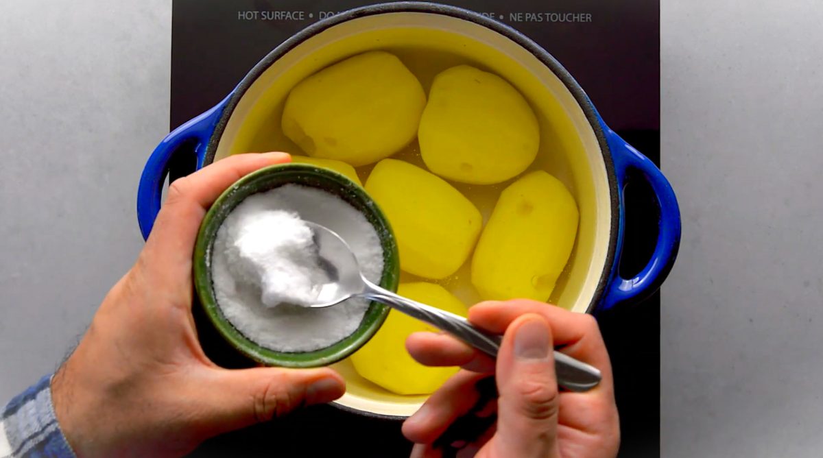 Tyle soli sypię do gotujących się ziemniaków. Są idealne w smaku