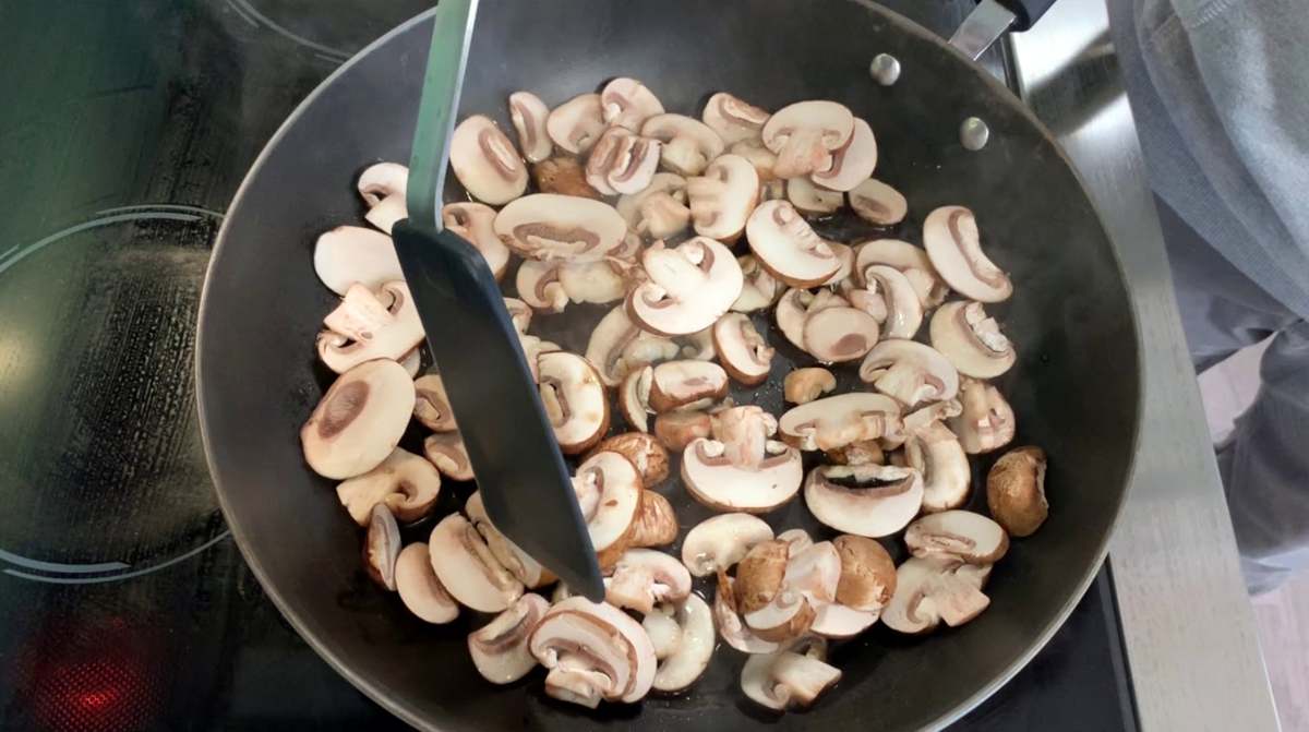 Pieczarki puściły wodę i sczerniały? Zapomniałeś to zrobić przed smażeniem