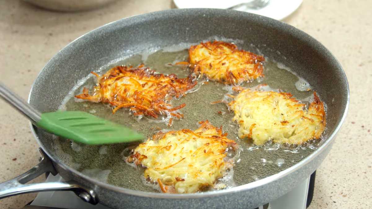 placki ziemniaczane na patelni