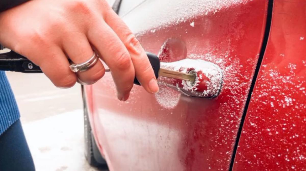 Zamarznięty zamek w samochodzie – jak go otworzyć?