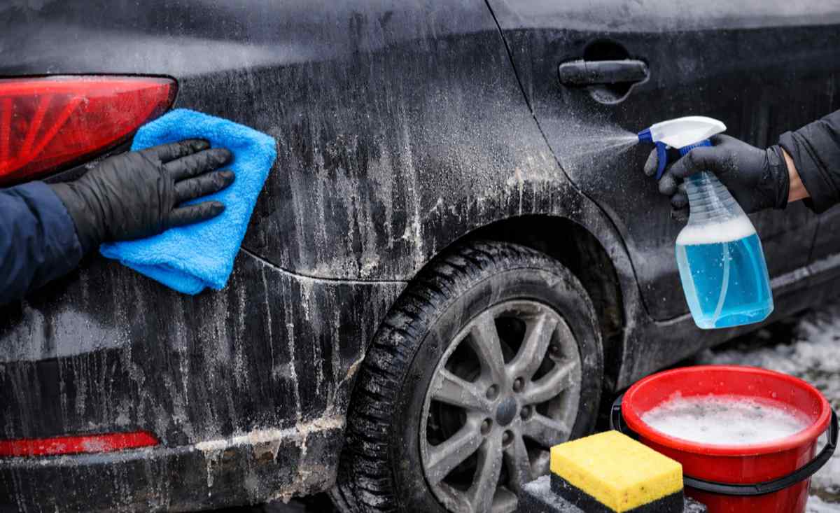 usuwanie zacieków solnych z karoserii samochodu