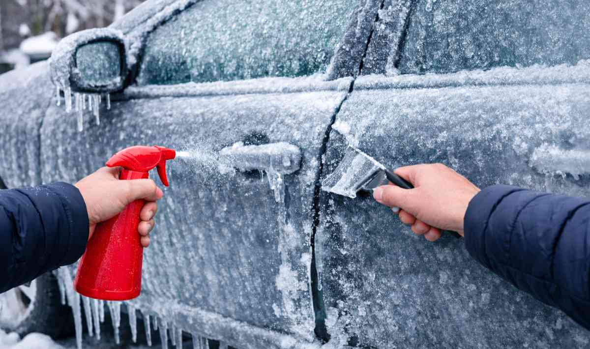 jak otworzyć przymarznięte drzwi