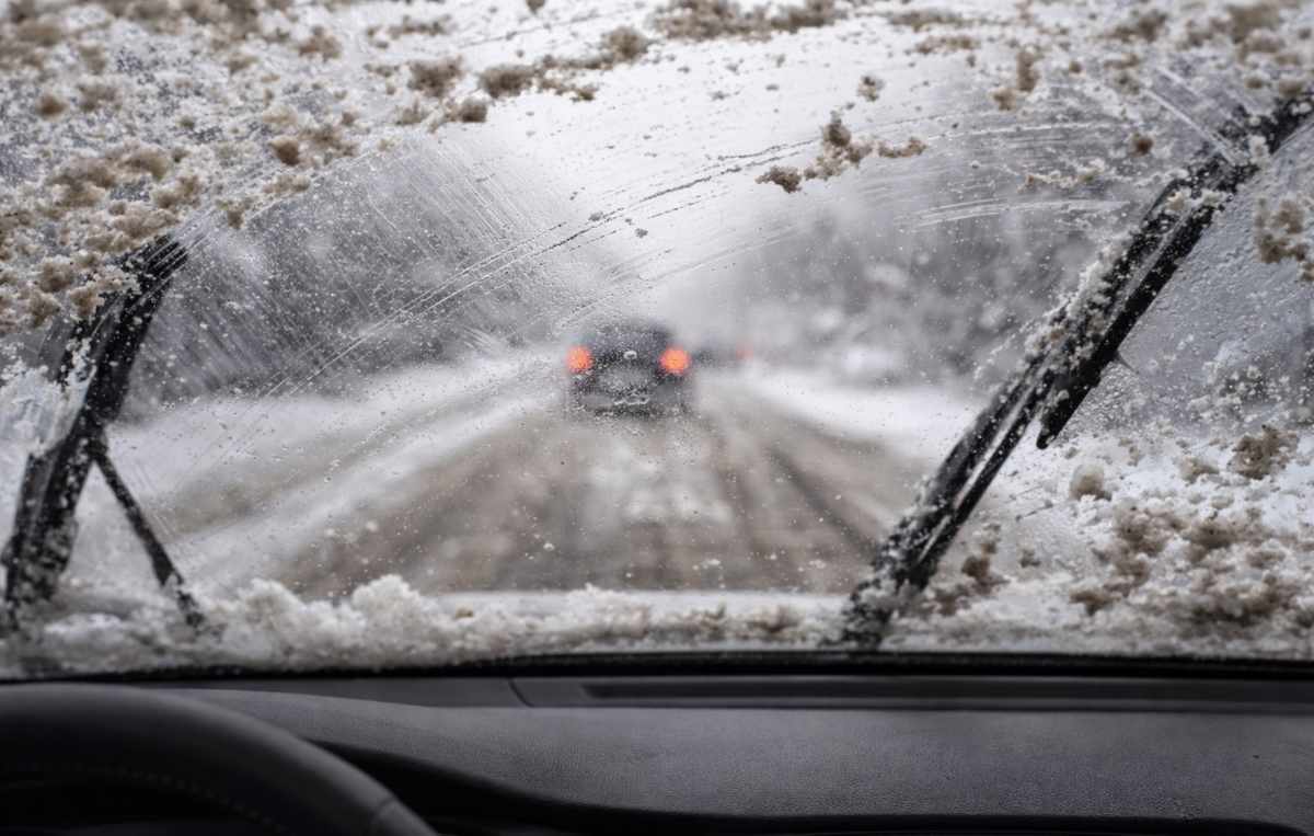 Wycieraczki zostawiają smugi na szybie