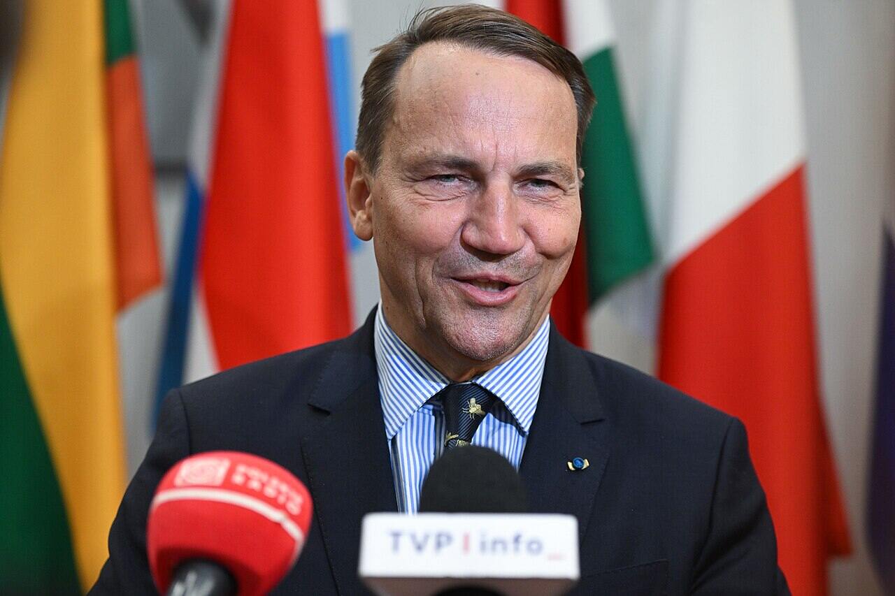 Sikorski kpi z Polaków jadących do Dubaju