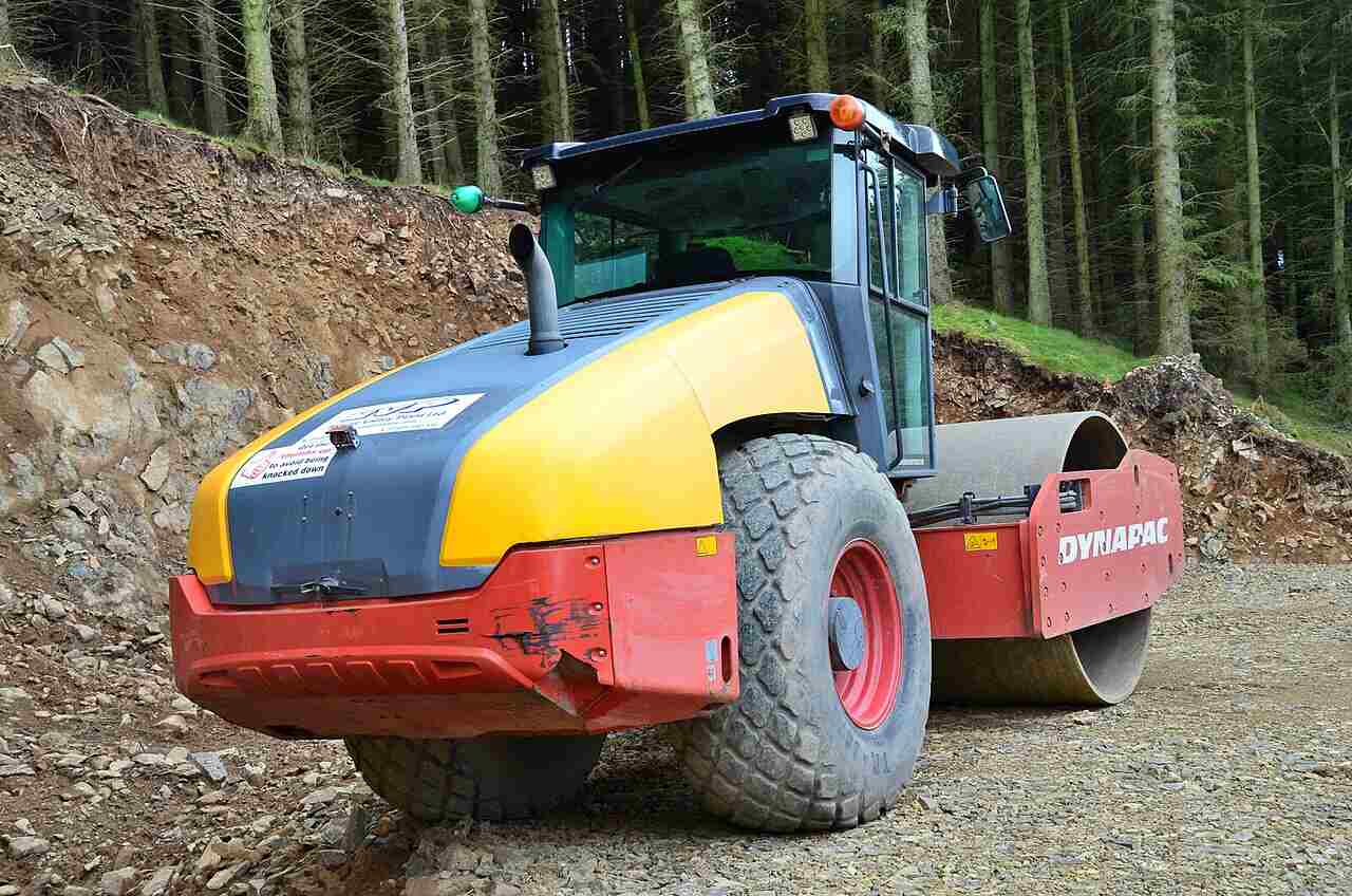 Kierowca walca stracił panowanie nad maszyną