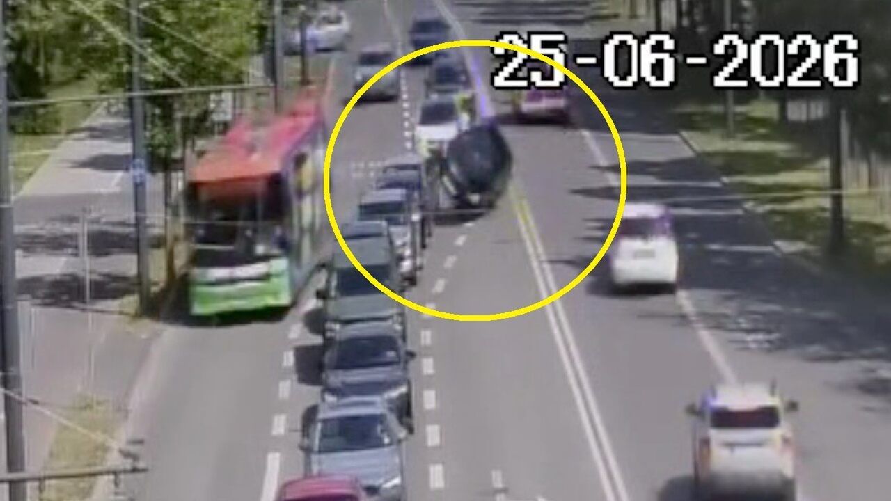Nastolatka przewróciła auto na bok podczas próby zmiany pasa