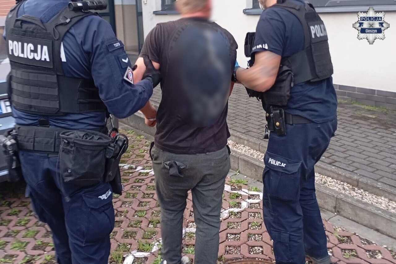 Rzucił się na policjanta z młotkiem