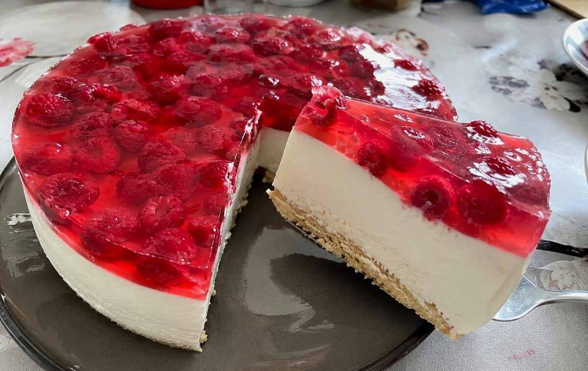 ciasto bez pieczenia z galaretką i owocami