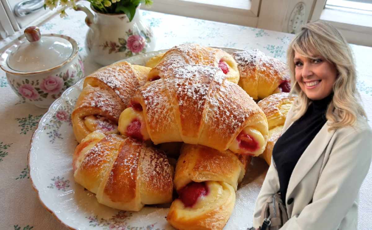 Przepis Ewy Wachowicz na rogaliki drożdżowe z budyniem i owocami