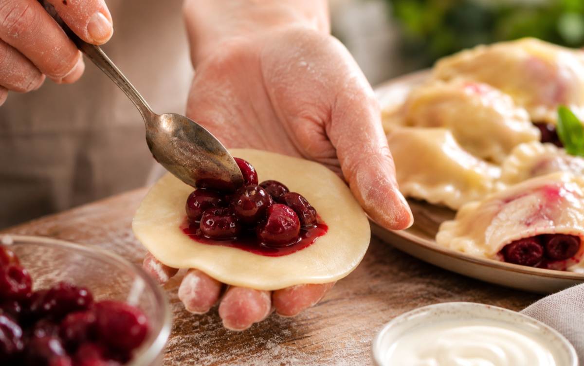 przyrządzanie pierogów z owocami