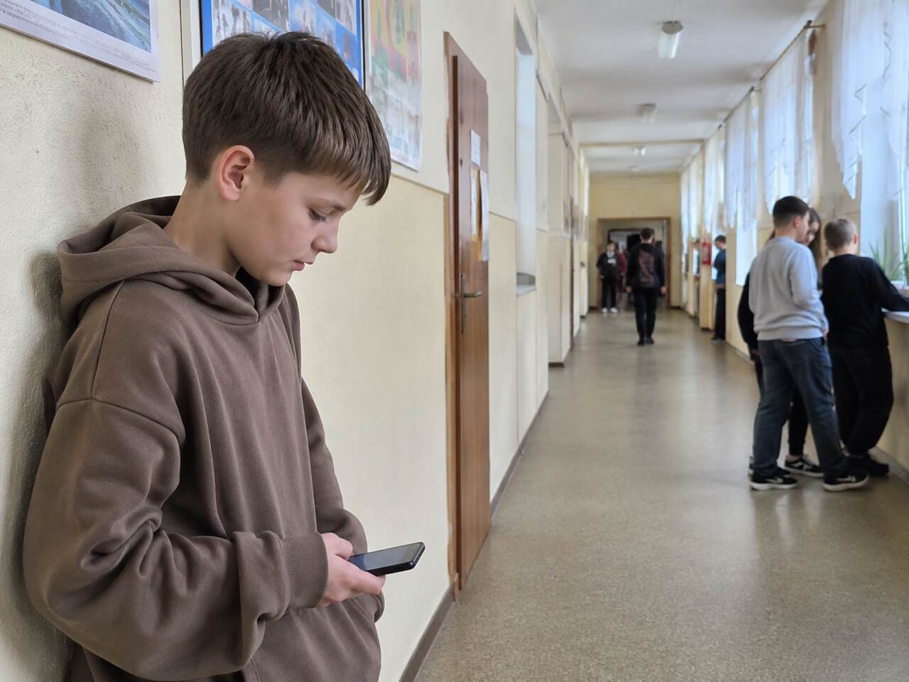 Zakaz używania telefonów w szkołach. Nawrocki podjął decyzję