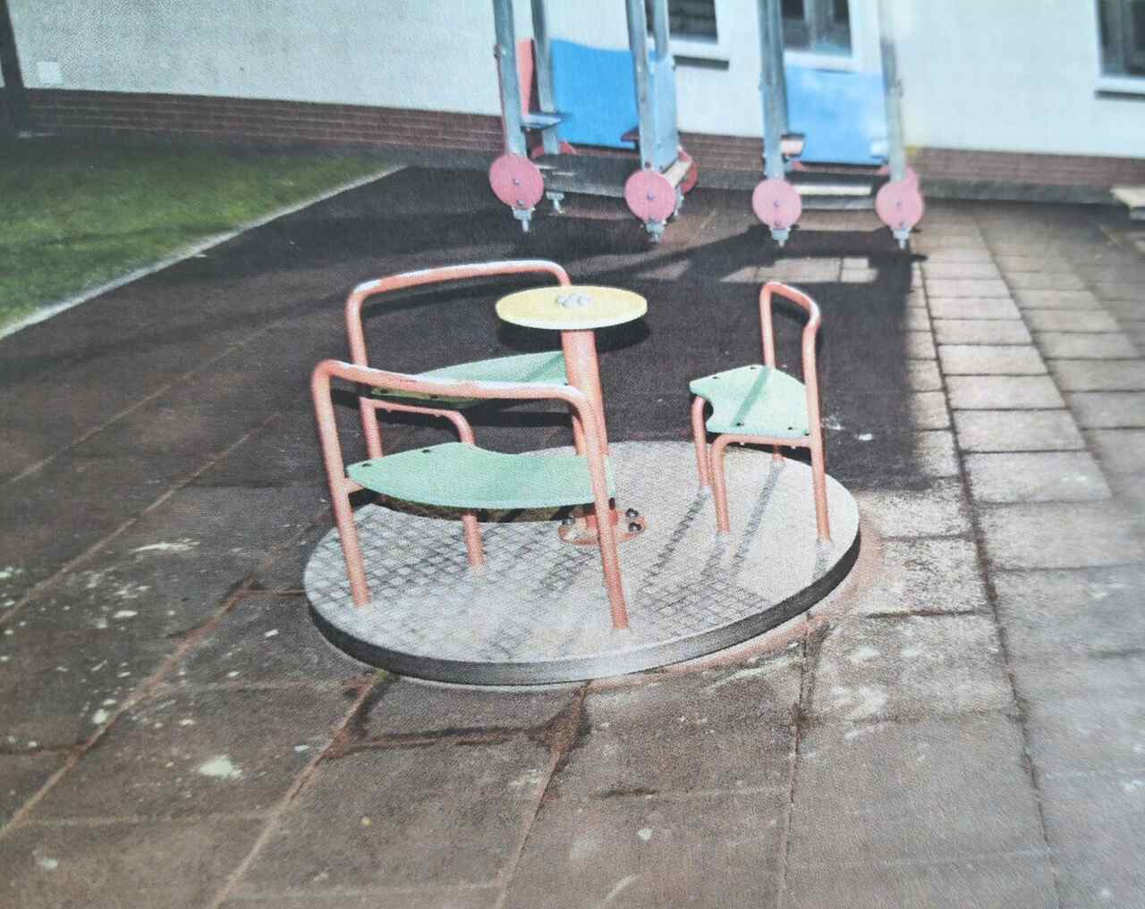 Rozpędzili karuzelę hulajnogami elektrycznymi