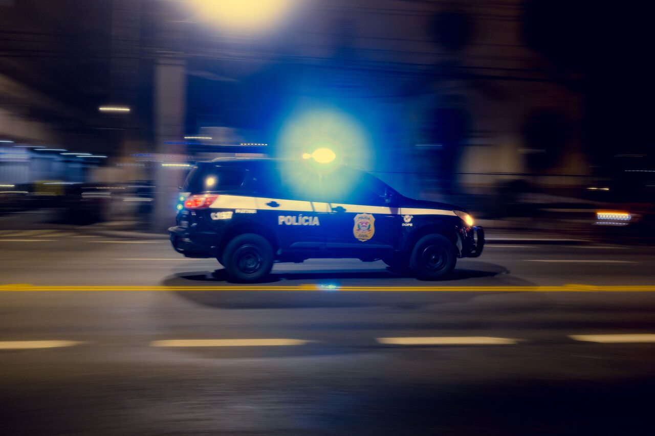 Policja zatrzymała migranta, który wszedł kobiecie do łóżka