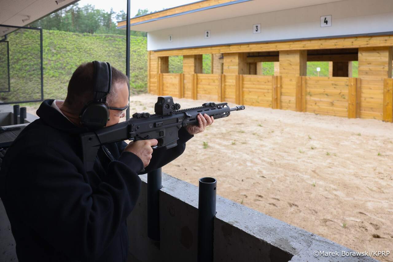 Prezydent apeluje o zwiększenie dostępu do broni w Polsce