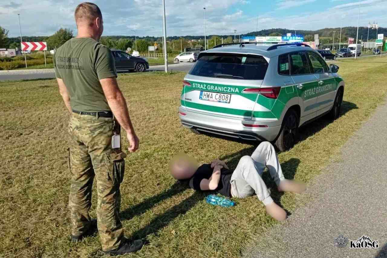 Mężczyzna biegł boso po drodze