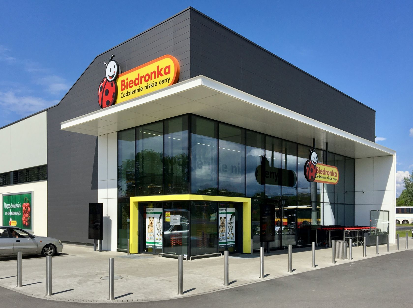 6 produktów w cenie 3 i 0,99 zł zamiast 13,99 zł. Biedronka szaleje z promocją