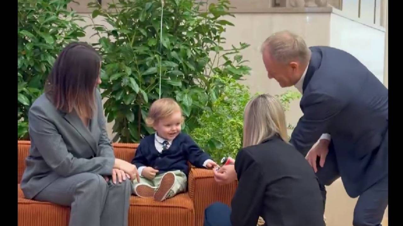 Donald Tusk z gestem wobec dzieci. Wszystko uchwyciły kamery [WIDEO]