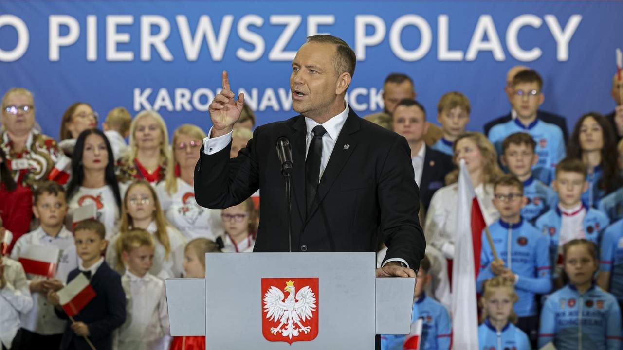 Sensacyjna zmiana planów. Nawrocki przerwał lot i alarmowo wraca do kraju